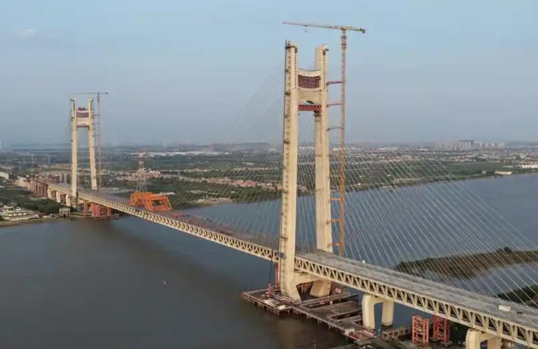 9月30日，深江铁路洪奇沥水道公铁大桥最后一道合龙焊缝收口，这座卡在全线最难的“