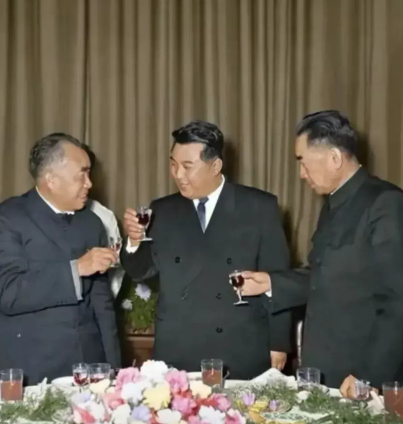 1958年11月26日，广州，周总理、朱老总，金日成在宴会上祝酒，亲切交谈，笑容