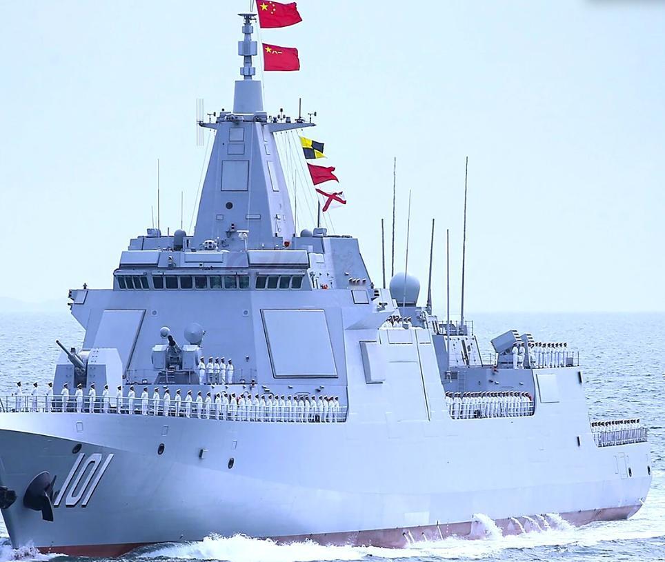 万吨大驱硬刚美军航母编队，南昌舰掀开垂发盖板的那一刻，美军电子战的神话算是彻底凉