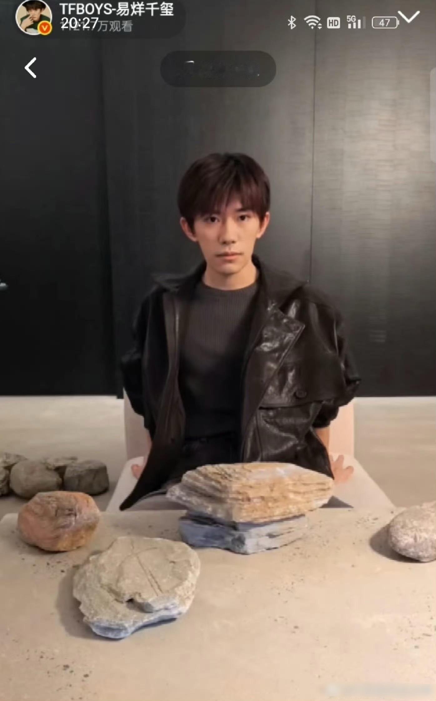 易烊千玺微博直播不知道是不是错觉，千玺现在身上有一种浓浓的厌世感...​​​