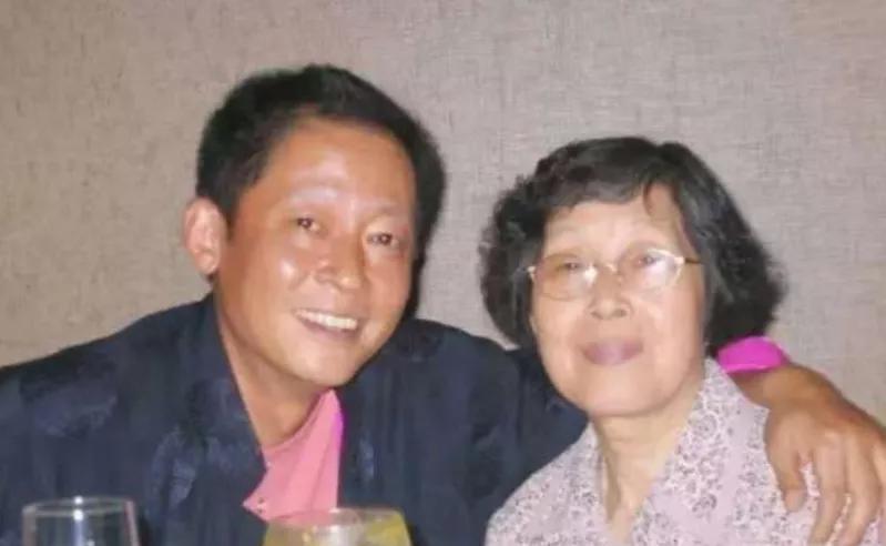 王志文成名后带着母亲去豪华餐厅吃饭，点菜时，母亲问服务员：“大闸蟹多少钱一只？”