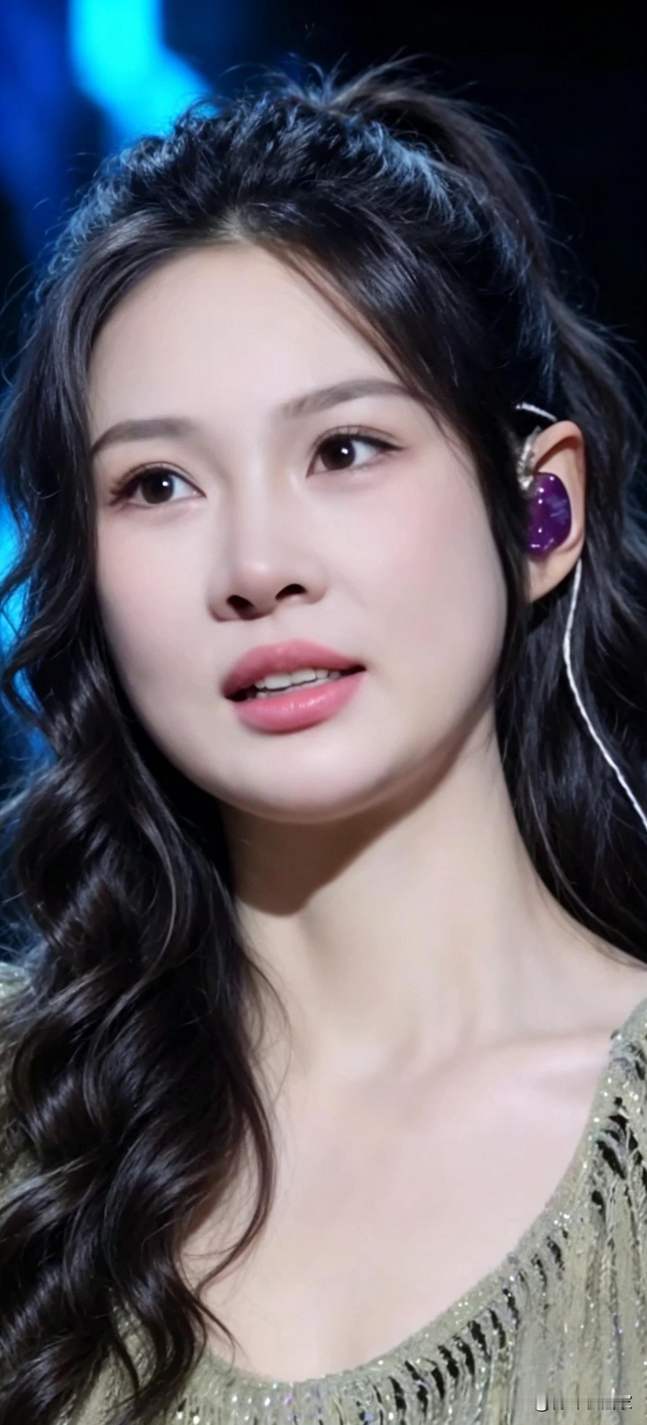 马尾辫美女（36）美女歌声阿悠悠，曾经的白衣天使。舞台灯光勾勒出她出众