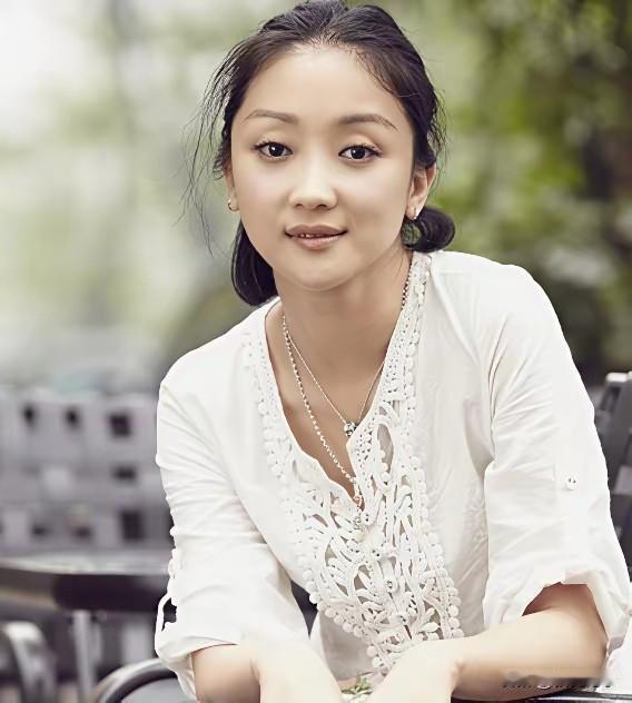 早年，张瑶差一点就与孙浩步入婚姻，兜兜转转，她主动转身，选择另一位富豪丈夫，组建