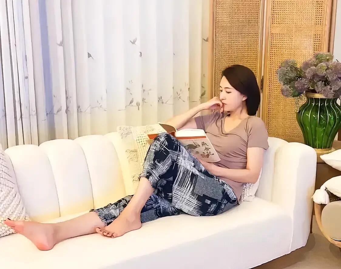央视的这一位美女主持人好有气质啊，气质一点不输李红，脸很小、嘴巴也很小，五官，气