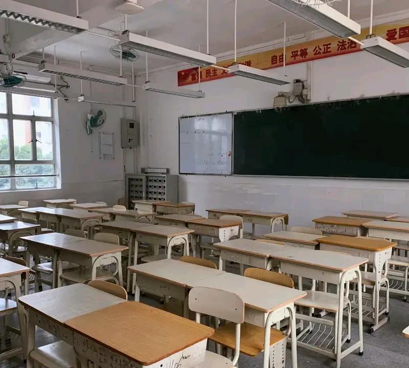 职称诱惑23年教龄的中年教师努力拼搏，师范毕业后分到偏远地区工作多年，现在仍是二
