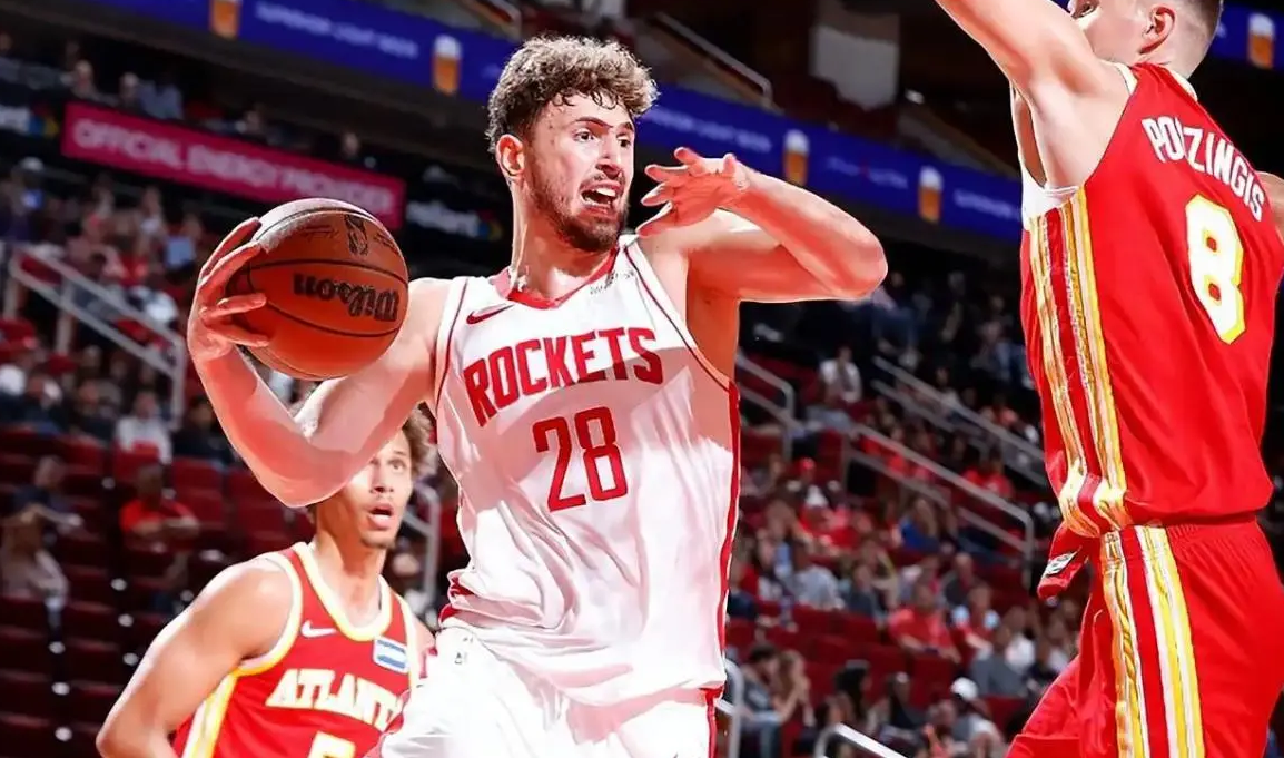 NBA季前赛中，老鹰以113-122不敌火箭。赛后，老鹰球星特雷-杨接受了媒体的
