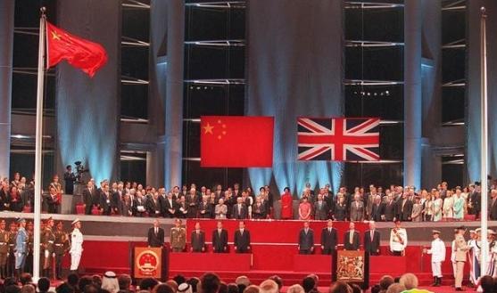 当年条约写得明明白白，香港岛是永久割让给英国的土地。按照近代殖民世界的惯例，割出