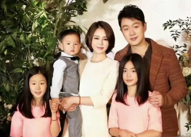 佟大为结婚17年零绯闻，两个女儿长得亭亭玉立，小儿子被宠成宝，关键是佟大为长的还