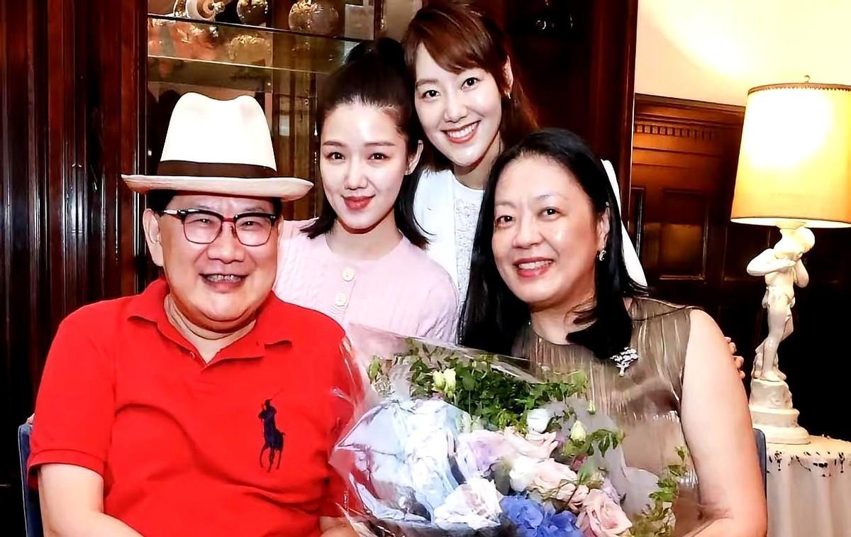 “美娟”女儿主持人沈寺良结婚了。就在刚才，主持人曹可凡在个人平台上发出短文，宣