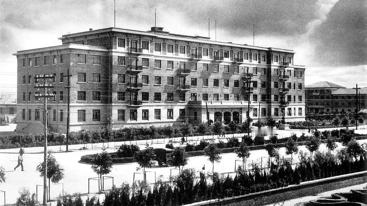 云南饭店1962年建成开业，位于东风西路与龙井路交叉口，曾经是当时唯一一家四星级