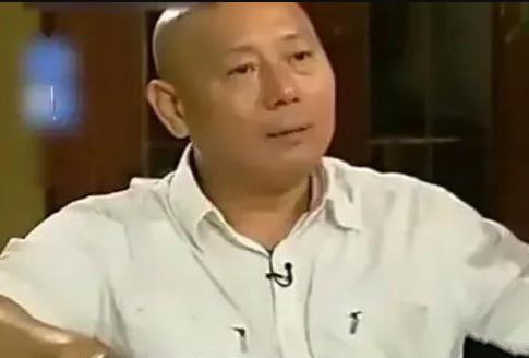 “这里已经不是你们的家了，快走吧！”年幼的李大海牵着母亲的手，站在一栋豪华别墅的