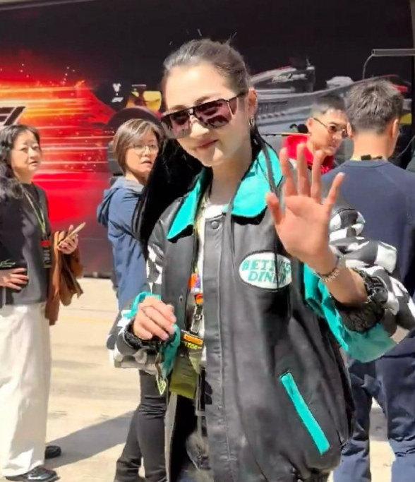 关晓彤里面穿彩色T恤外面搭配拼色风格的皮质夹克，两件衣服叠穿的效果很出彩。她