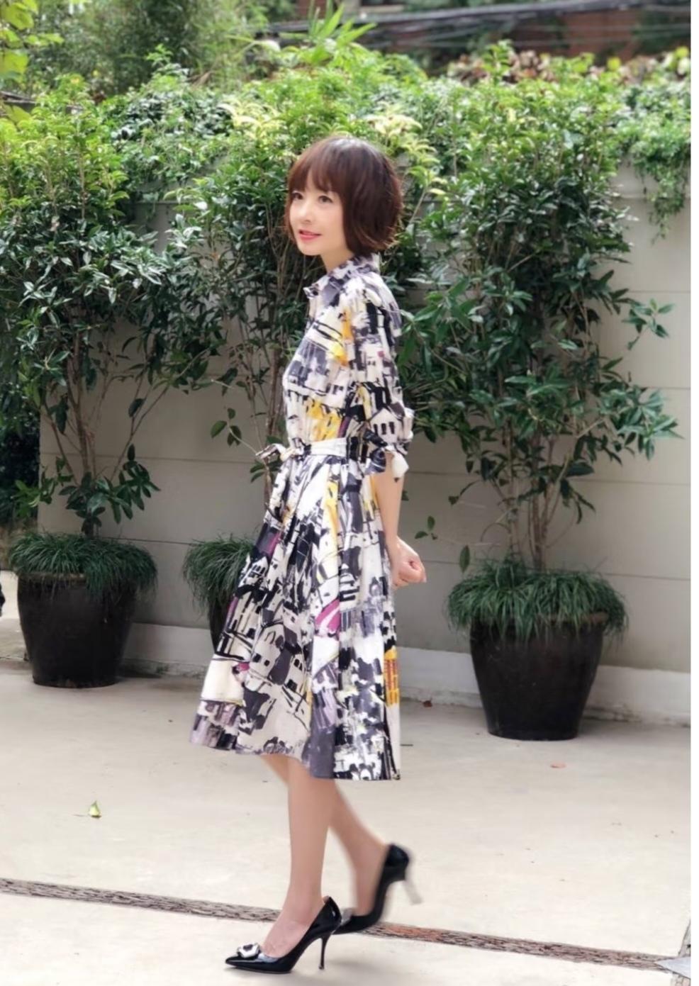 鲁豫，鞋子有点大了，看着挂不住脚。