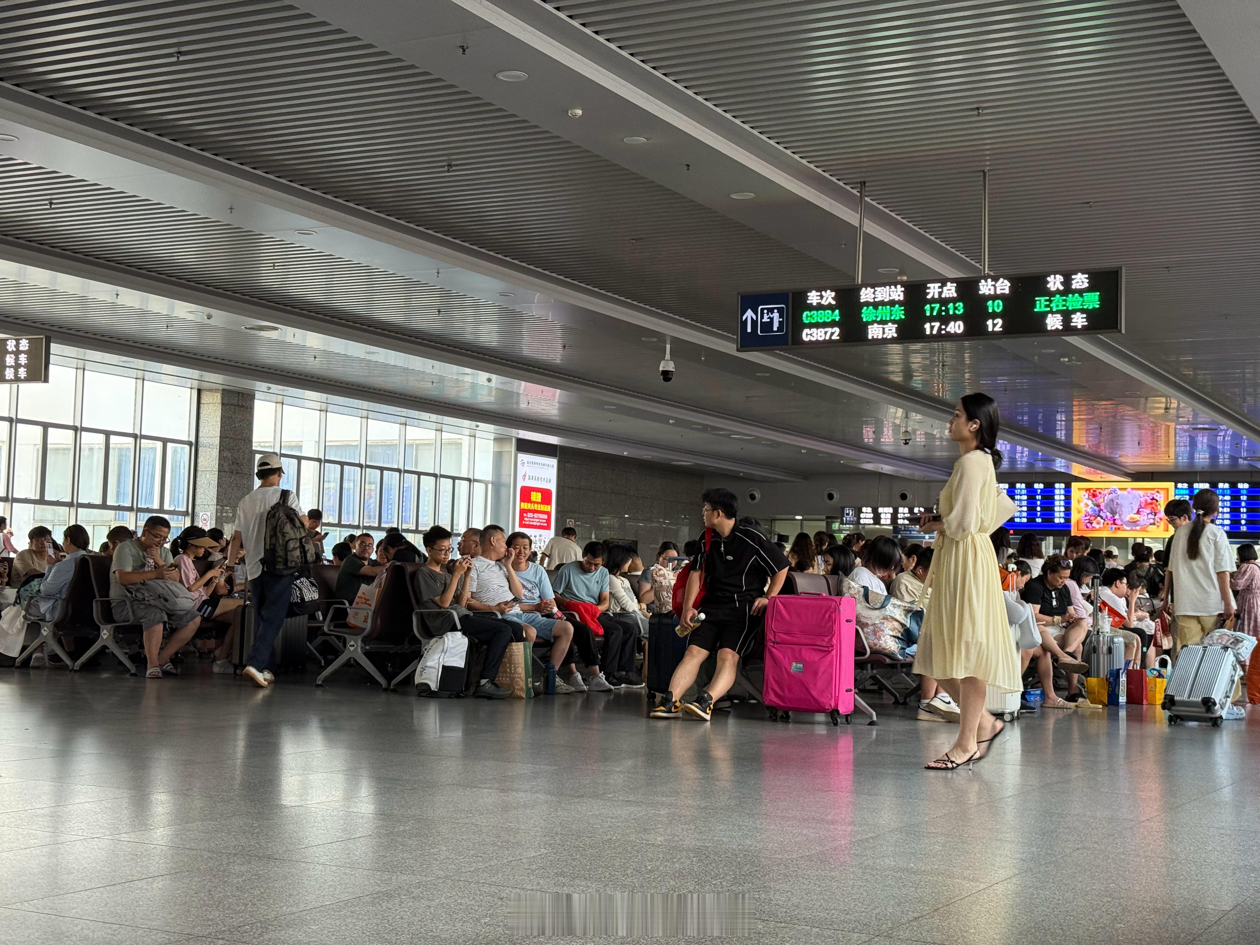 太凄惨了，上海高铁站，空调和没开一样，还没位置坐，只能弄张纸垫着坐地上…​​
