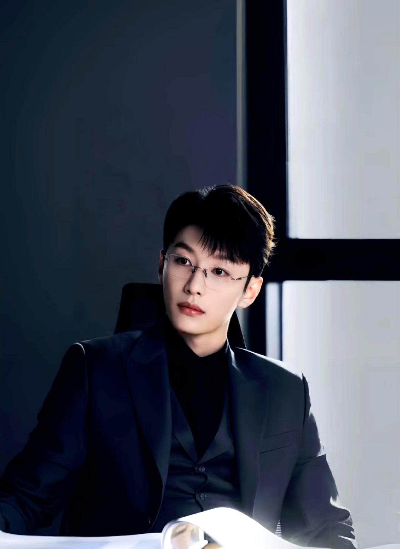 3分钟戏炸全网，他藏了15年电梯门合上的那30秒，没一句台词，光推眼镜的指