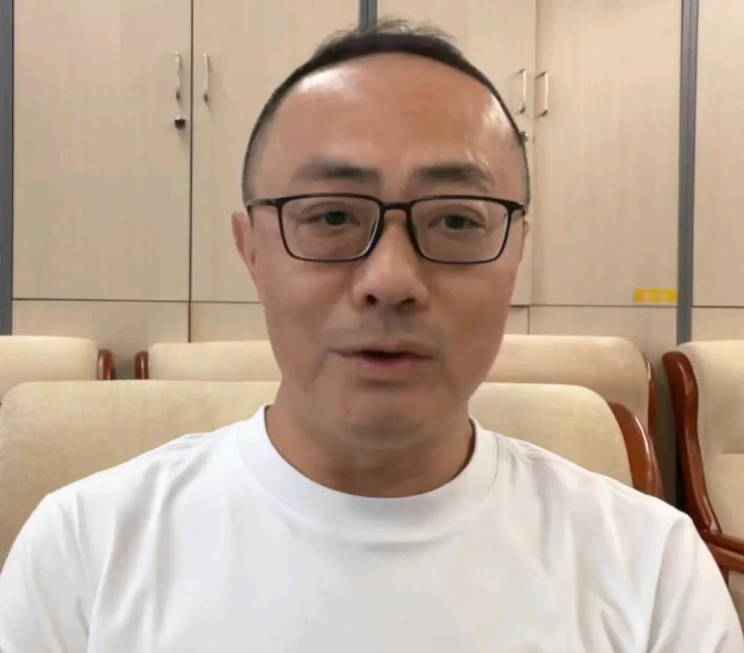 解说员魏翊东直言，北京国安队输球跟裁判有关。在北京国安队客场1-2输给升班马辽