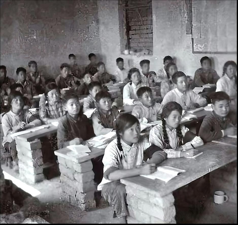 一起来晒晒老照片吧有人问几十年前上学，学生中间喝水吗？这张照片告诉我们真相，请看