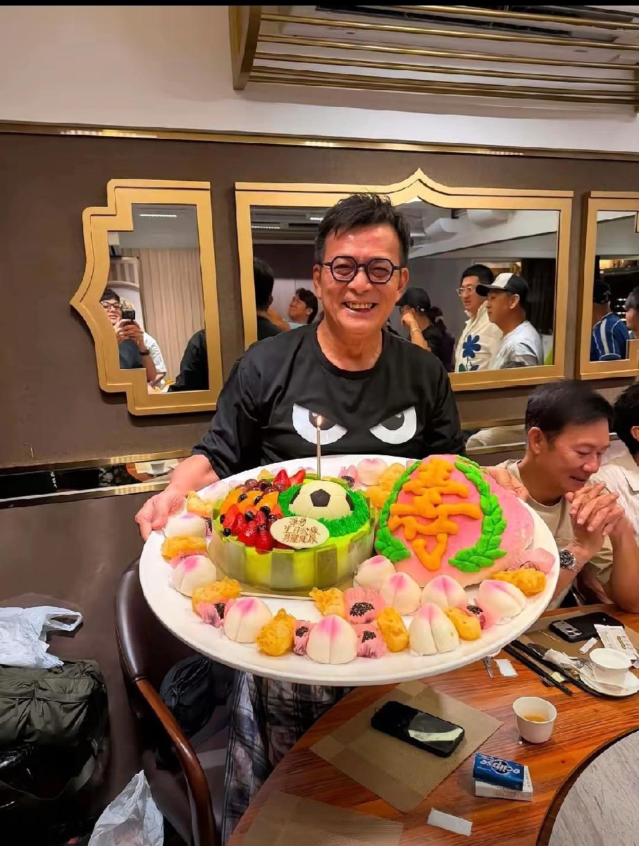 65岁黄日华办生日宴！谭咏麟率众好友到场庆贺65岁黄日华在