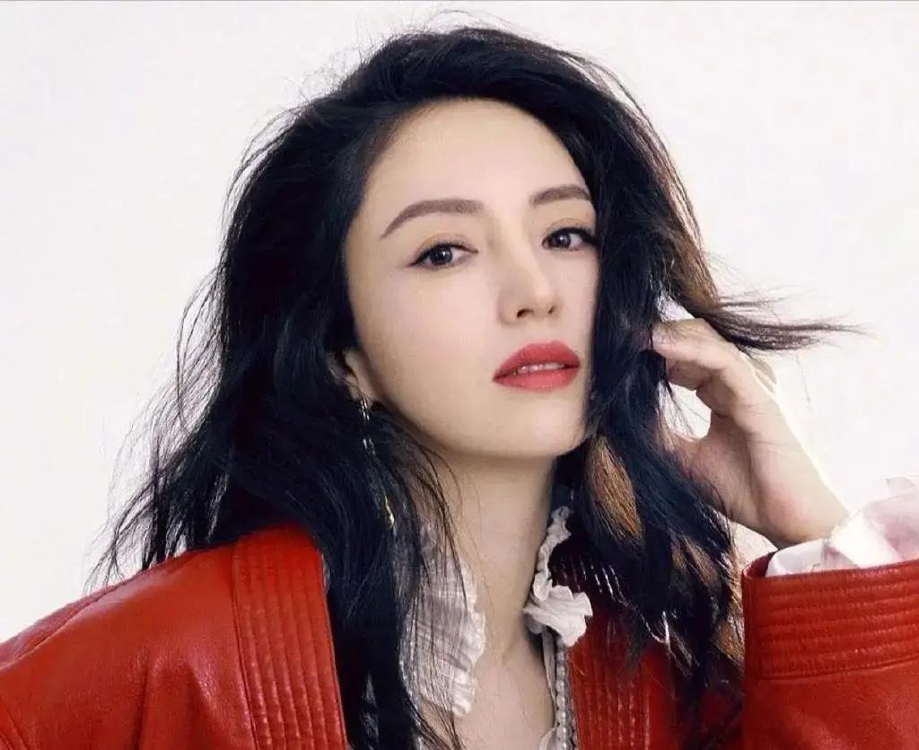 张维伊被吐槽“太嫩不配当爹”，干脆把两部男主戏全推了，直接报名奶爸训练营。董璇