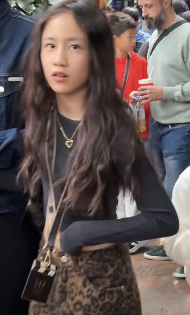 黄磊孙莉二女儿黄少艾逛北京环球影城，穿搭时尚，越来越漂亮！