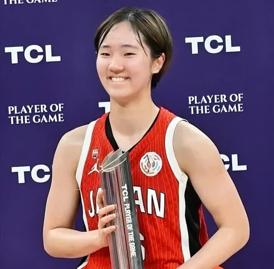 日本女篮输澳大利亚这仗打出全场扔进16个三分，命中率吊打中国女篮好几倍，核心田中