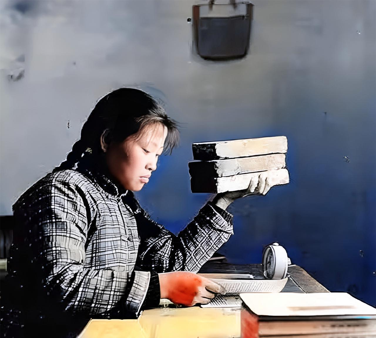 这是六十年代上海宝山县女民兵班的一名副班长。她梳着两条长辫子，穿着格子衣服，一边
