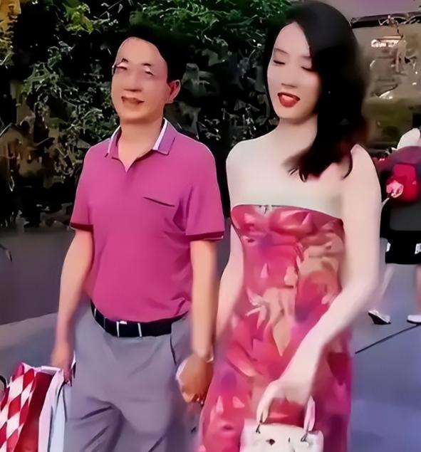 “牵手门”后，董思槿的人生彻底改写。2023年6月，成都太古里街头一段牵手视频炸