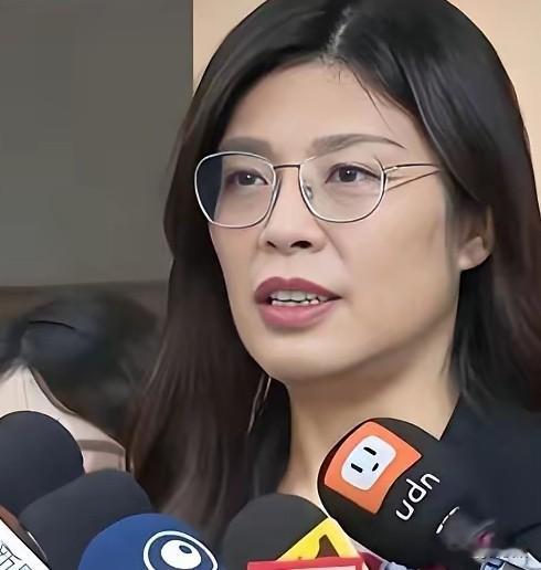 郑丽文去美想说啥呢？前脚还没出门呢，内忧就接二连三了！首先她的民调信度降了，