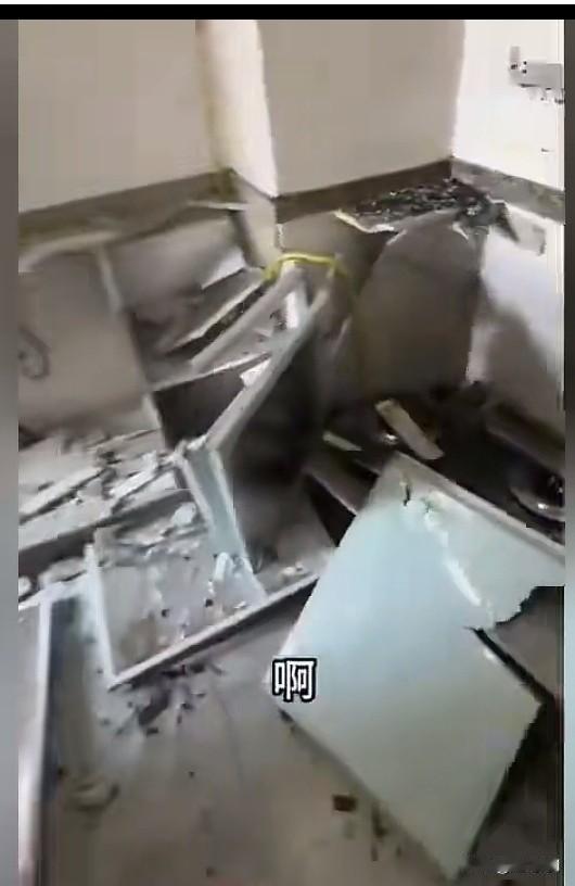 太好了，太解气了。一女子雇人给新买的房子装修，约好的装修完就给装修的钱，装修手