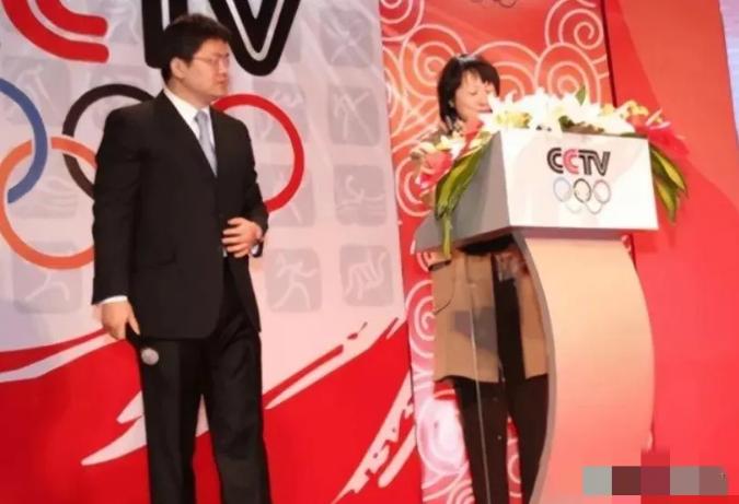 央视主持人张斌，正在直播奥运新闻发布会时，他的妻子突然冲上台，拿起话筒就喊：“就