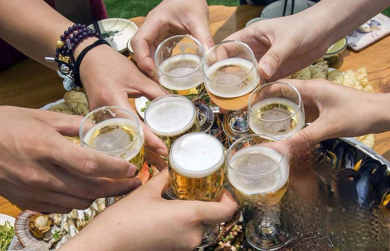 “这就是装大尾巴狼的代价！”湖北大冶，一男子下馆子，遇到几个朋友在邻桌吃饭，他酒