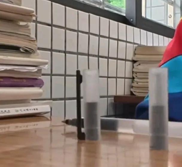 现在的学生真会玩！有学生玩笔时发现小米巨能写擅长“过肩摔”，这说法太逗了。估计是