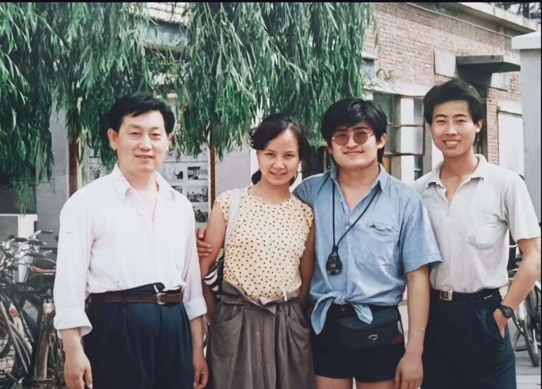 刘欢与妻子卢璐及朋友的同框合照！刘欢那时候就是留着长发，他一手搂着妻子肩膀，对着