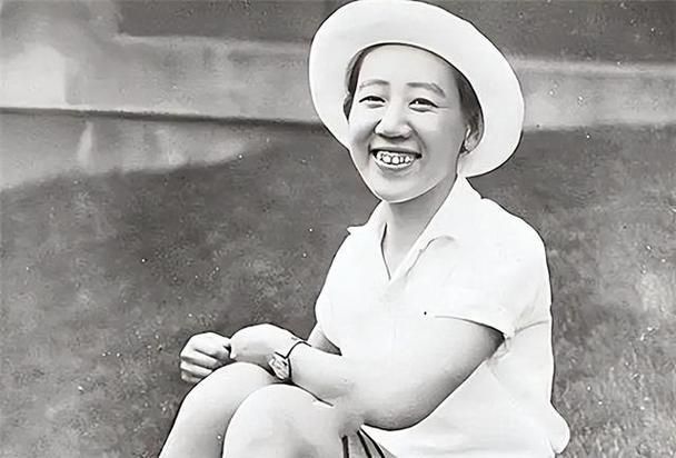 1924年，一个17岁的芳子被59岁的养父叫进书房，门锁“咔哒”一响，她愣住了。