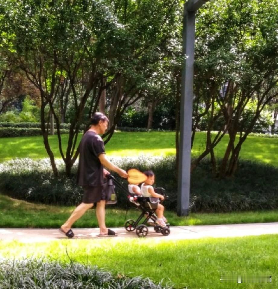 老人帮带娃，要不要给钱？父母抚养子女，是责任，也是义务。子女的子女，父母