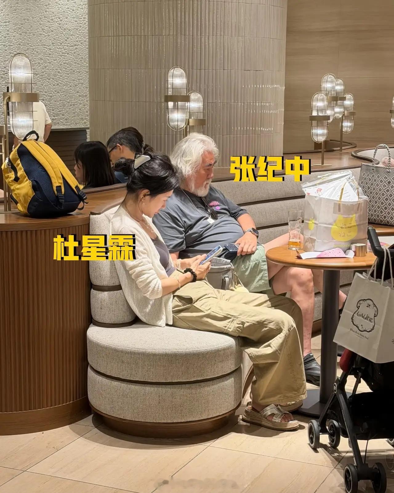 有网友在东京迪士尼希尔顿酒店，偶遇张纪中和他的夫人！他的精力真好，这么大年龄，还