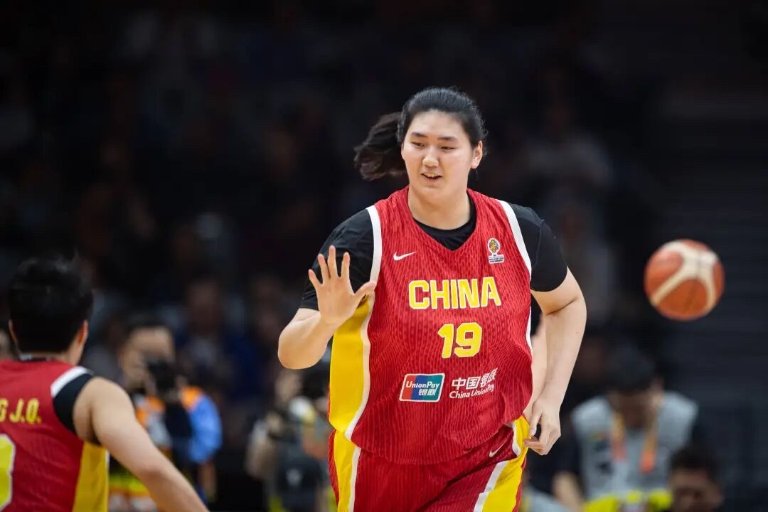 张子宇226cm，泰国女篮全队平均不到170cm——这场球还有悬念吗？先说泰国：世界排名第61，上届