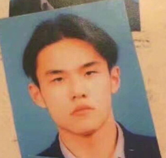 1997年，周杰伦两次参加高考都因文化课太差而落榜，之后他在台北一家餐厅当服务