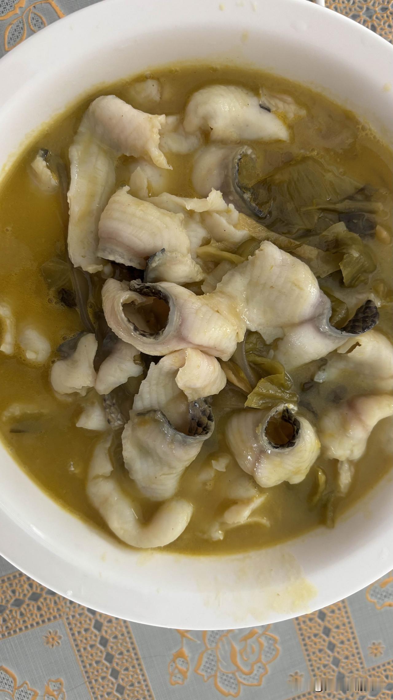 酸菜鱼、山药胡萝卜炒木耳、丝瓜虾球豆腐汤、炒冬瓜、炒豇豆、凉拌西南花、煮鸡蛋、菜