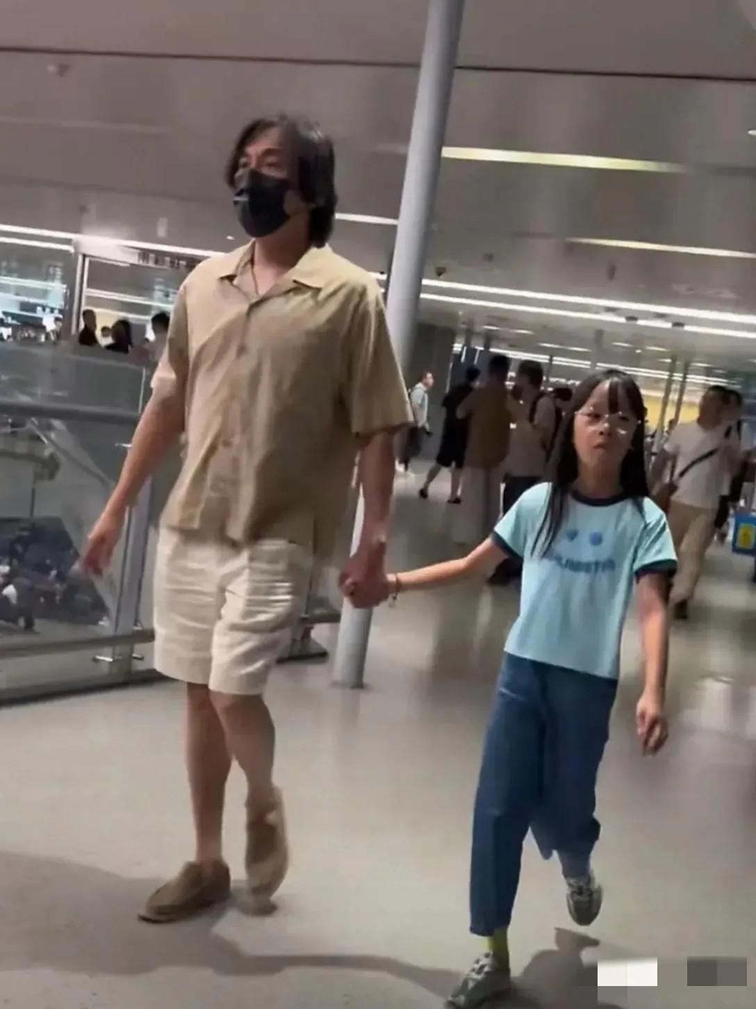 哇塞，秦昊与伊能静的女儿这颜值也太离谱了：头发稀疏，肤色偏黑，撅嘴翘鼻，目光斜视