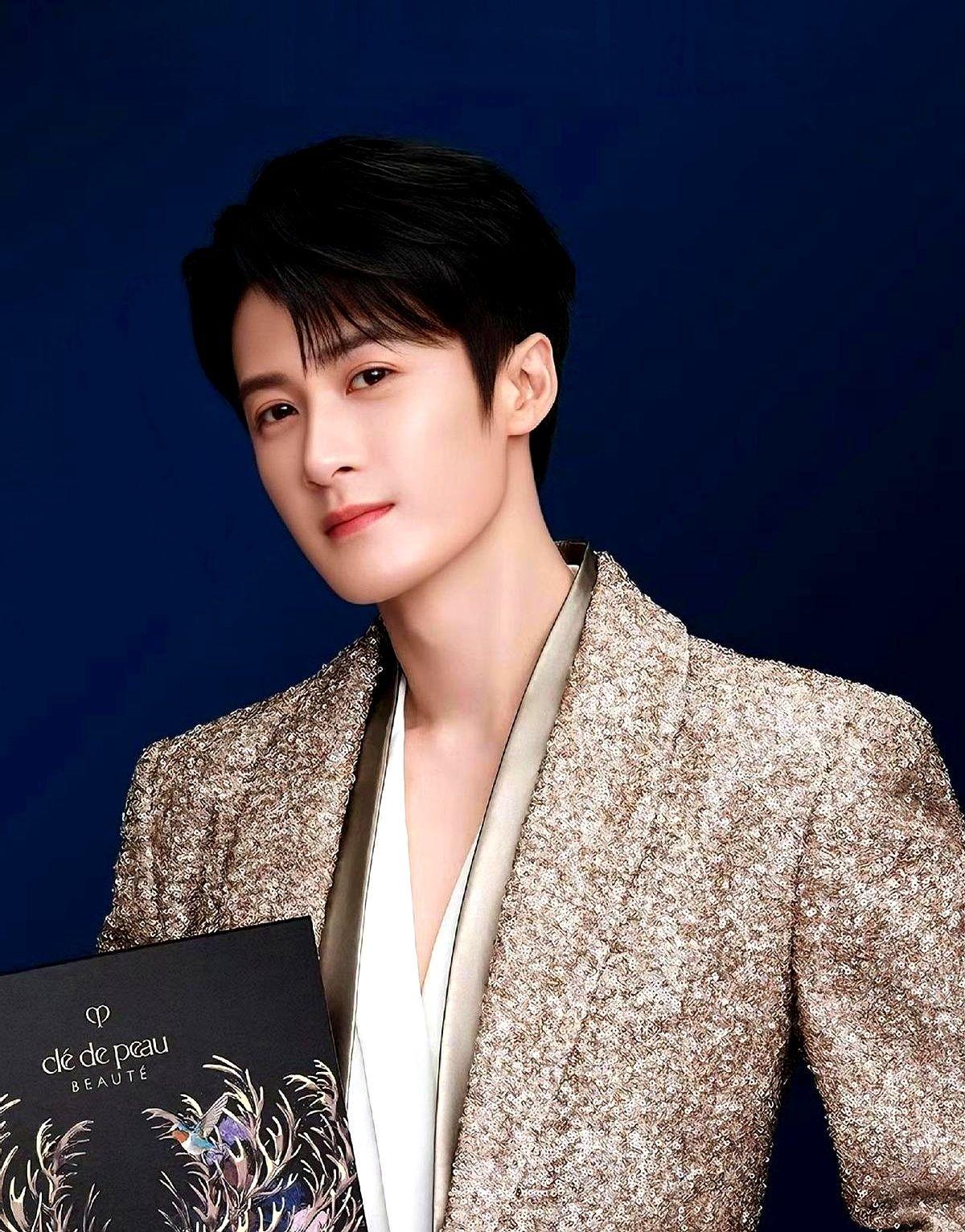 唱跳偶像出身的檀健次，现在成了三大艺术院校的教学案例。这事儿可不是随便说说。据