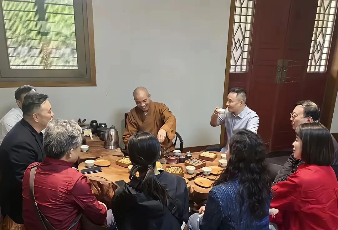 白马寺前方丈印乐和尚面相比释永信更像大师一点。印乐和尚平易近人，和客人谈笑风生，
