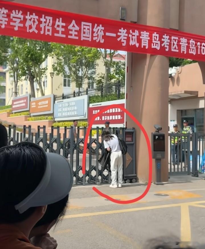 这女孩咋办啊？高考重要的英语考试，她忘记了要提前15分钟进考场。等她踩点赶到的