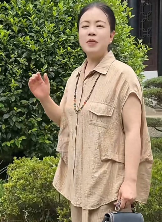许妈姚爸依然是追真不放弃，现身景区宣传家乡美景的许敏太有气质了吧。 如果孩子