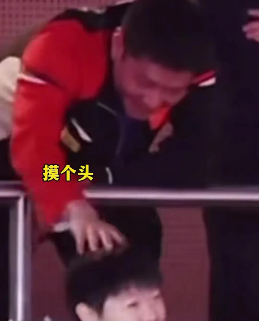 有网友说肖指昨晚梦中会笑醒的，他可是人生最大赢家。也有网友说CoCo上啃老下靠