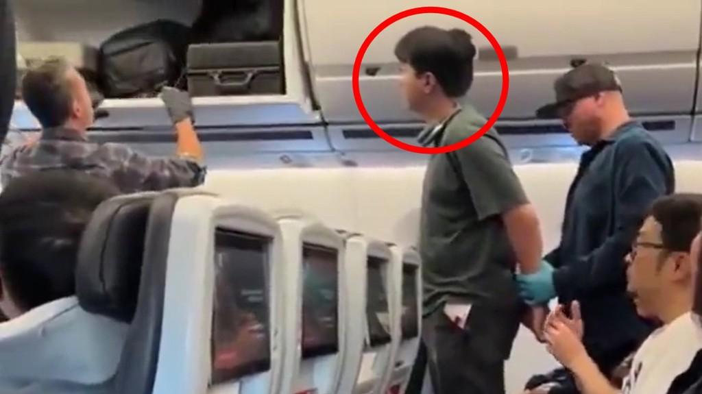 上海飞洛杉矶的国际航班上，一名幼童持续哭闹打扰邻座乘客。邻座乘客善意出言提醒后，