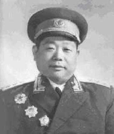 1947年，一个农民给解放军带路，聊天时提到了自己多年未见的哥哥，连长吃