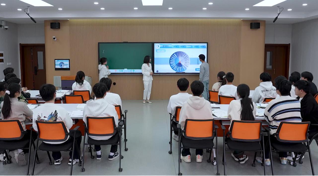 硬气！华中某高校外国语学院，安排6名女生到机场接外国来华留学生，做义务翻译，既没