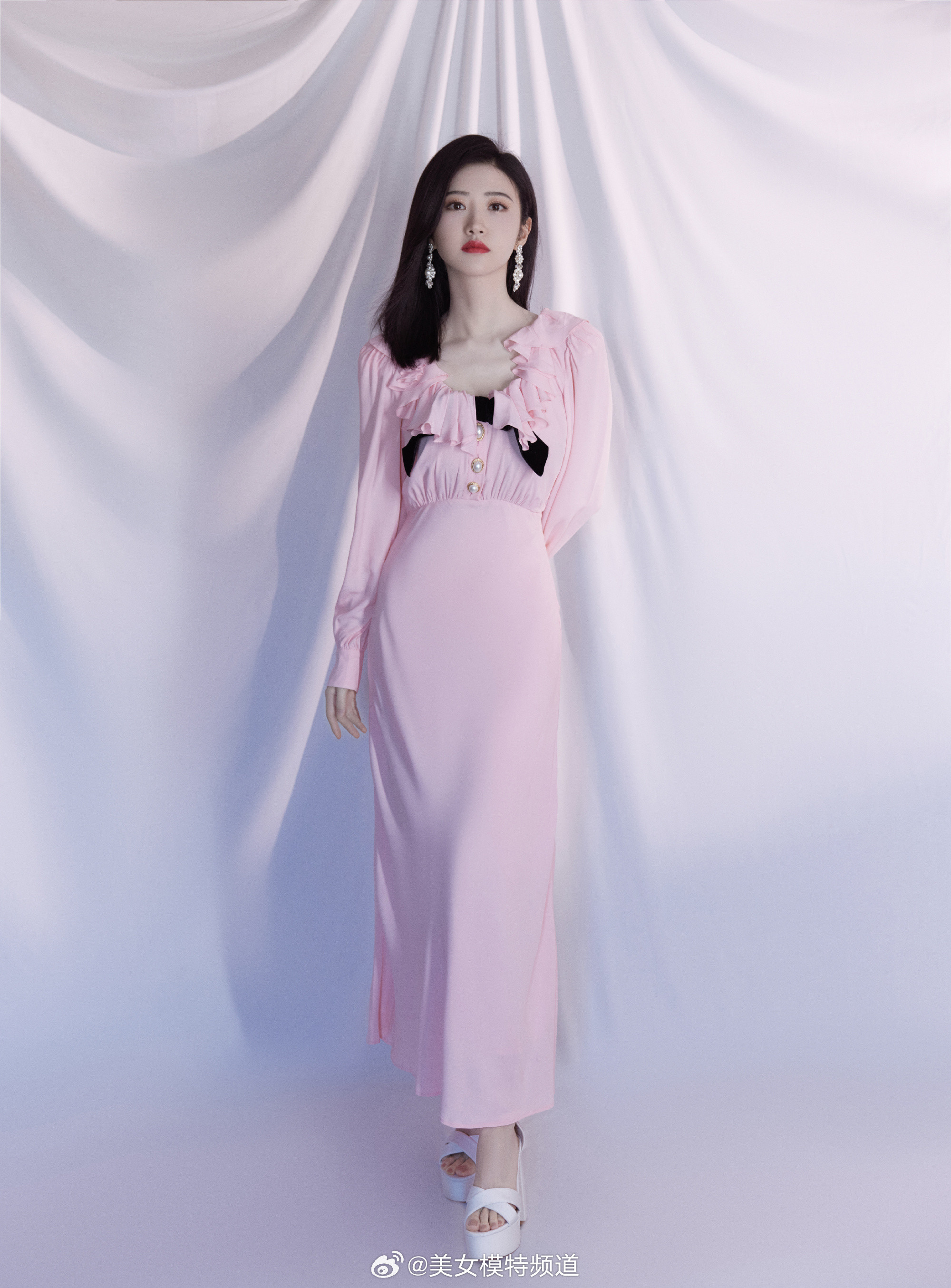 景甜粉色穿搭嫩美迷人