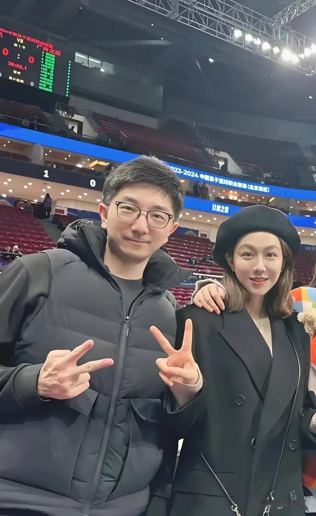 姜妍的老公是北京某银行支行的行长，年薪约50万元，虽然不是娱乐圈人士，但气质儒雅
